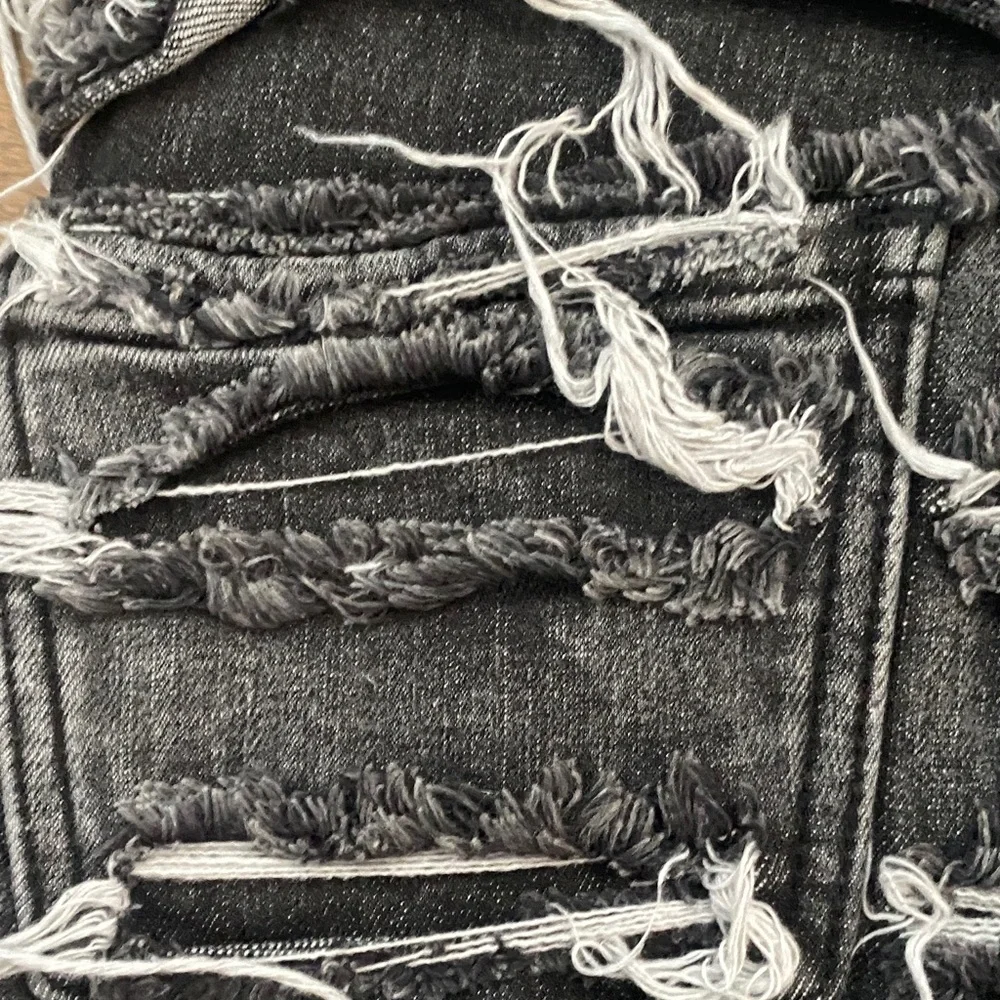 AKIRA SUPER DISTRESSED RELAXED FIT JEANS - Picture 10 of 12